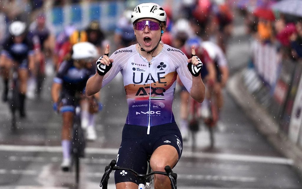 Lara Gillespie gets the hands-up at the 2025 A Travers les Hauts-de-France. 