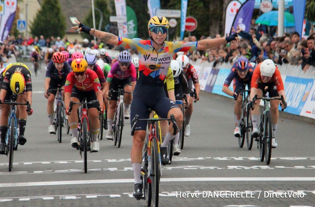 Mia Griffin, Picnic PostNL, (blue helmet on right) takes 8th and Fiona Mangan, Mayenne Monbana My Pie, (red helmet left) in 2026 La Choralis Fourmies Féminine.