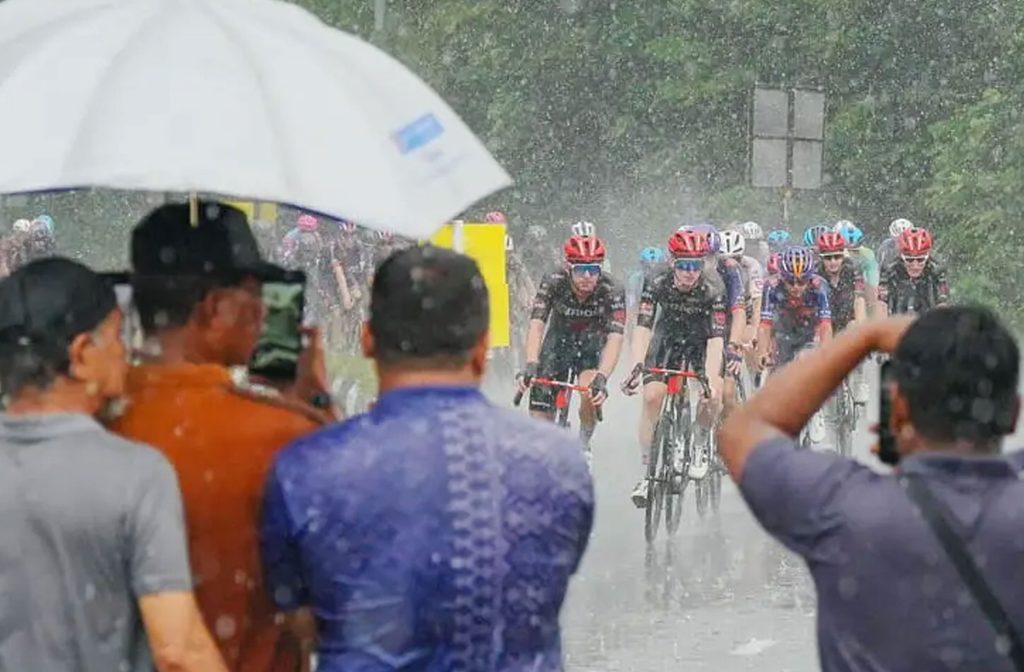 Downpour on Stage 4 of the 2026 Petronus Tour de Langkawi.