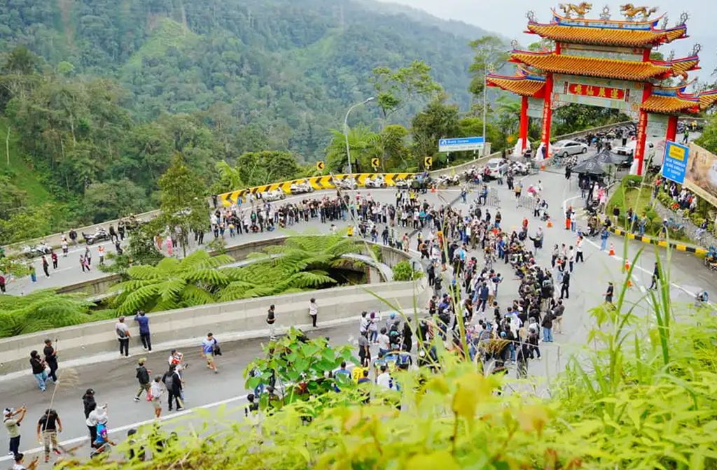 Crowds gather on the final climb on Stage 5 of the 2026 Petronus Tour de Langkawi.